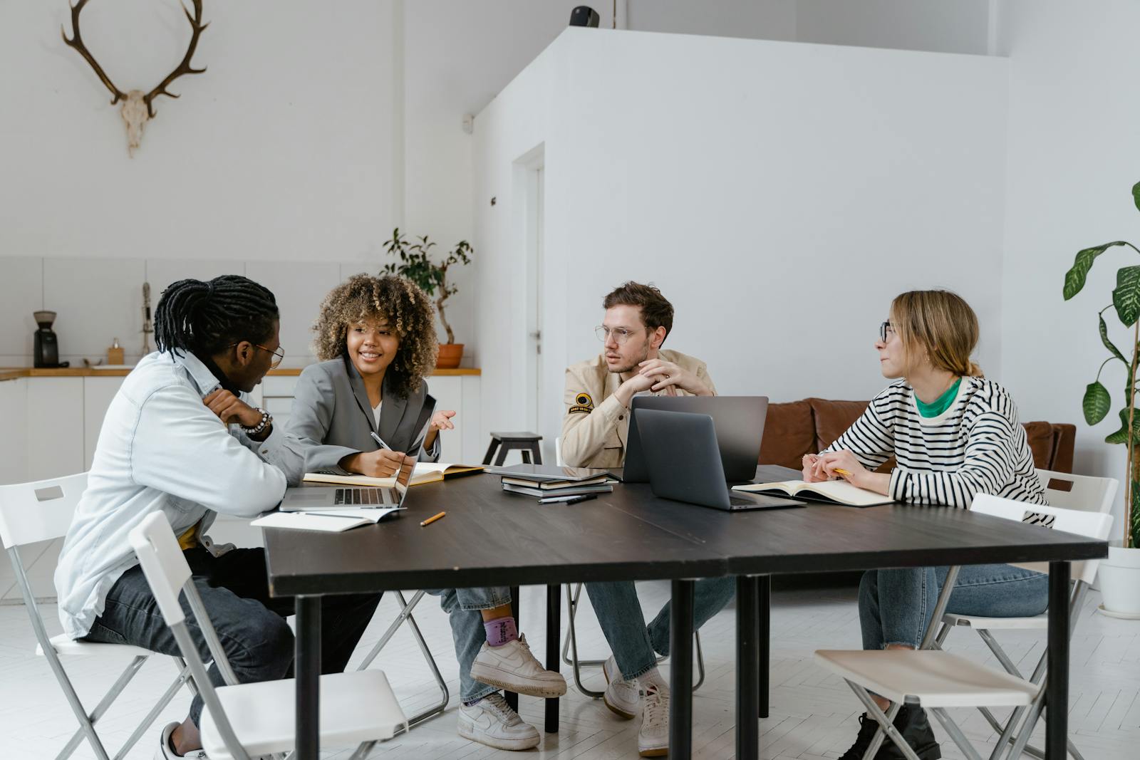 Time em reunião de negócios em escritório moderno