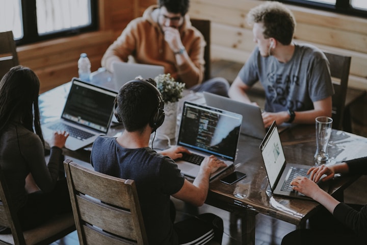 Equipe em conversa sobre estratégia e tecnologia no escritório