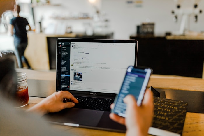 Profissional analisando segurança e privacidade em dispositivo móvel